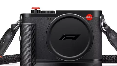 Leica Q3 43 Formula 1 Edition kamera, üst paneldə F1 loqosu və karbon detalları