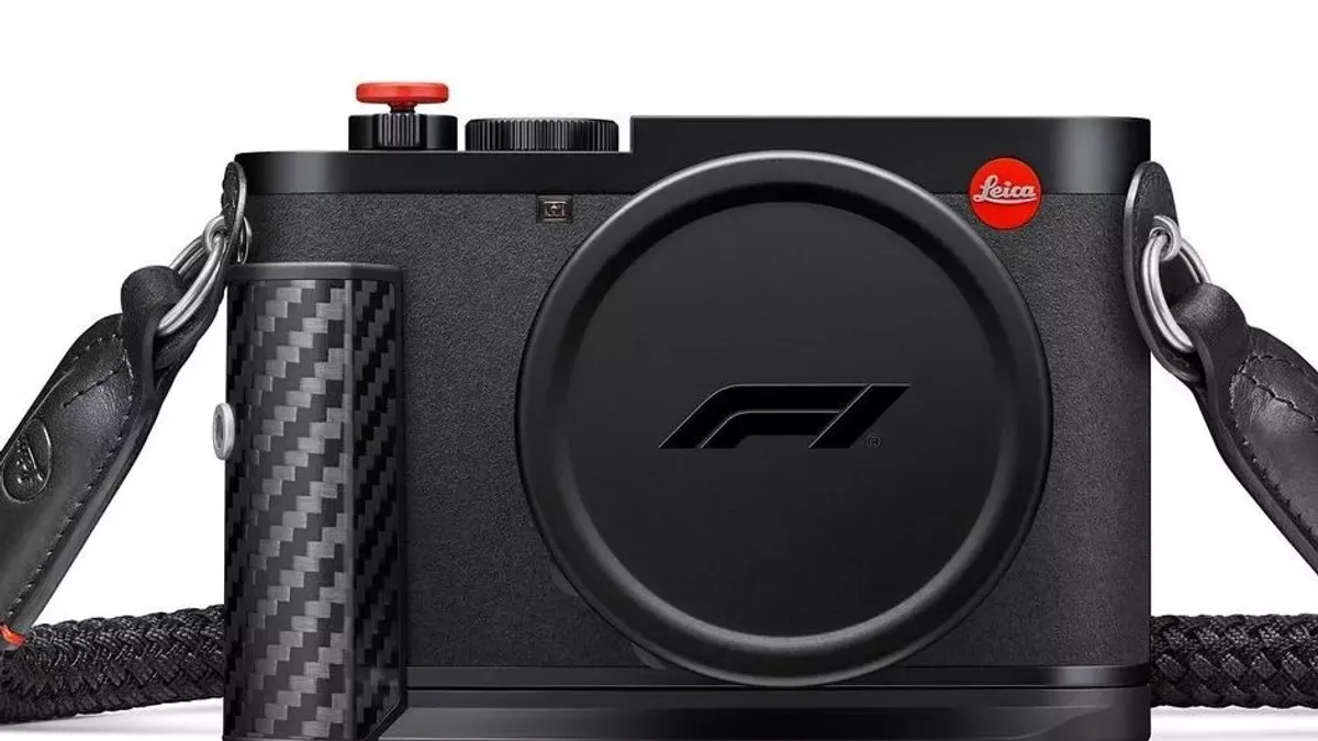 Leica Q3 43 Formula 1 Edition kamera, üst paneldə F1 loqosu və karbon detalları