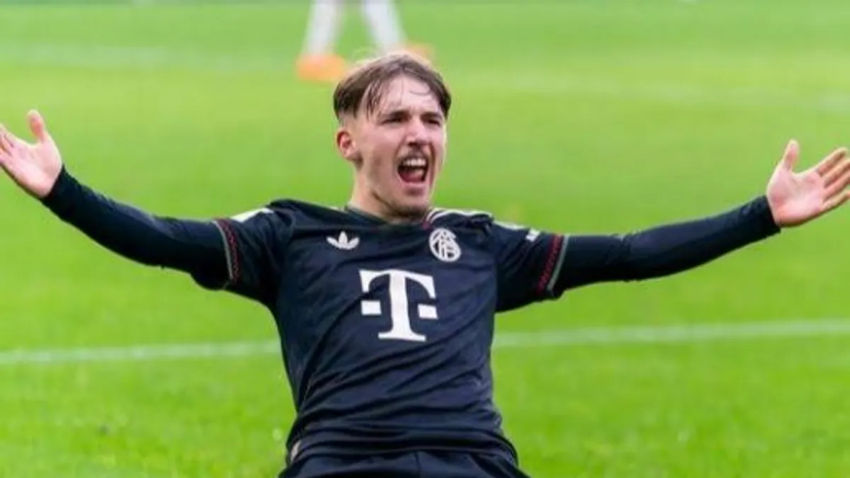 Lennart Karl Bayern forması ilə meydanda topa nəzarət edir