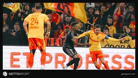 Lens oyuncuları gol sevinci ve Matthieu Udol kırmızı kart anı