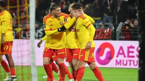 Lens oyuncuları gol sevincini kutluyor