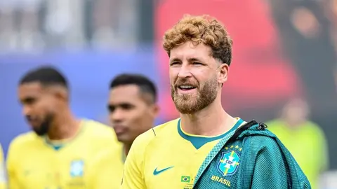 Leo Pereira Flamengo formasıyla top kontrolü yaparken