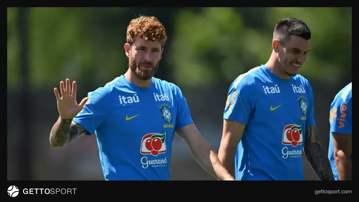 Leo Pereira Flamengo formasıyla topa müdahale ederken