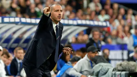 Leonardo Bonucci eğitimde milli takım kıyafetiyle konuşurken