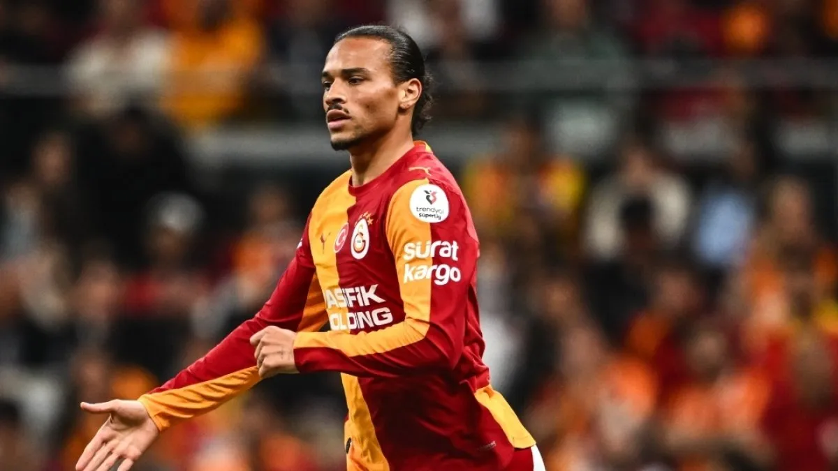 Leroy Sané maç öncesi takım formasıyla saha kenarında konuşurken
