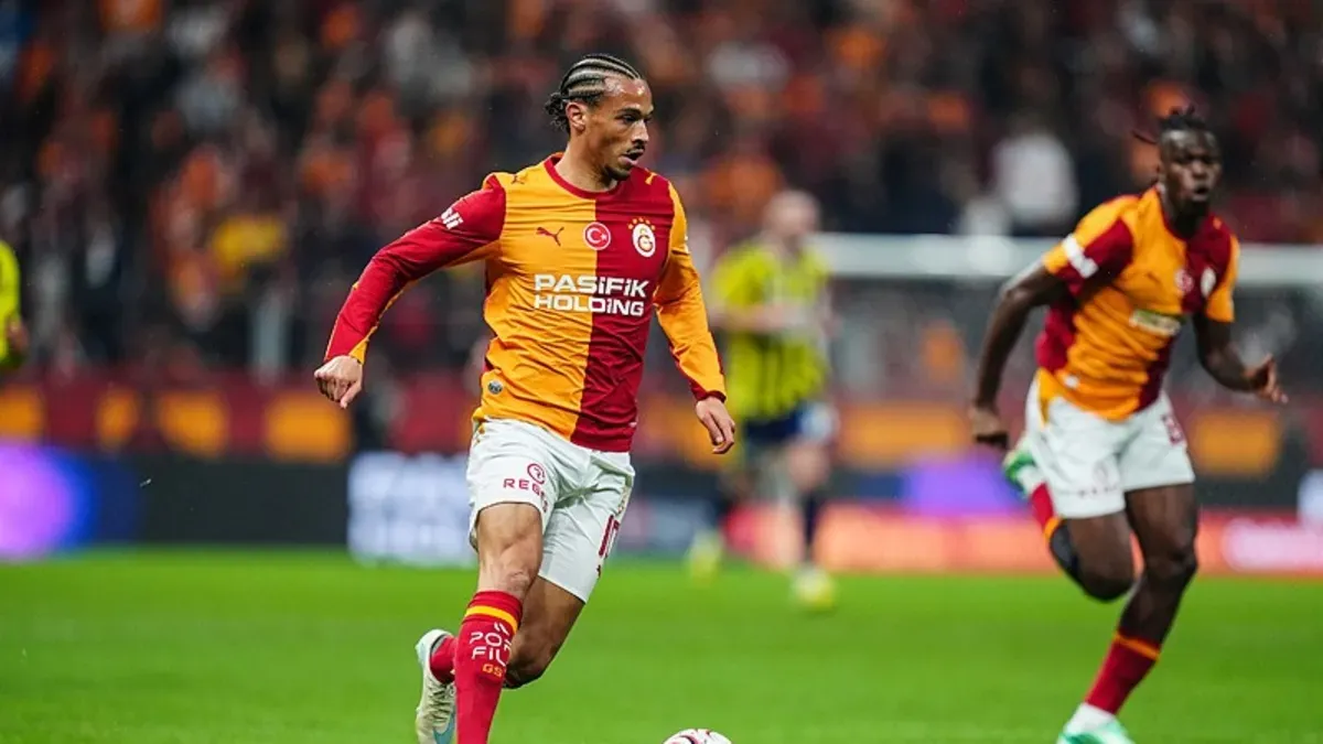 Okan Buruk ile Leroy Sane konuşurken takım antrenmanında