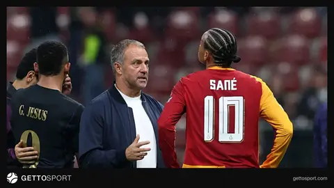 Leroy Sané maçta tribünlerden ıslıklanırken Victor Osimhen tribünlere alkış işareti yapıyor