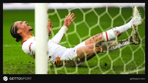 Galatasaray formasıyla Leroy Sane saha kenarında düşünceli