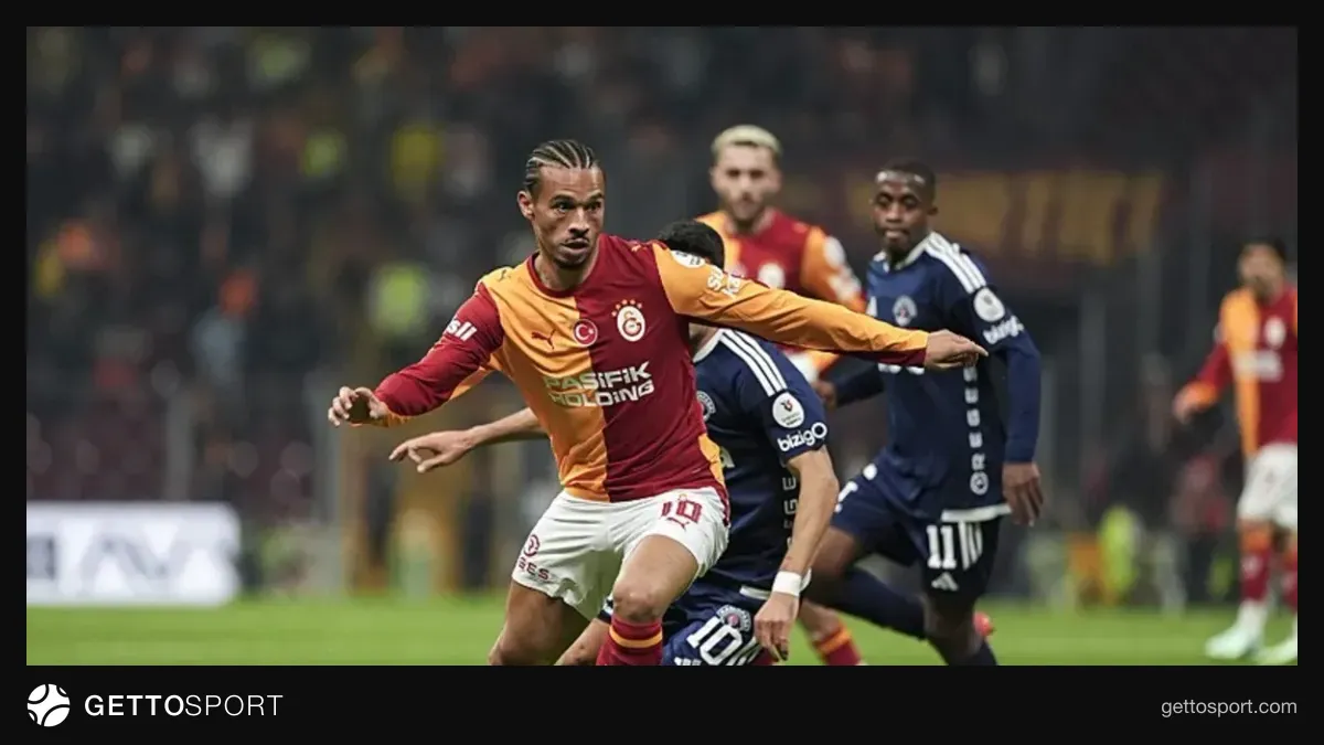 Leroy Sane Galatasaray formasıyla saha kenarında