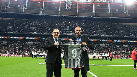 Les Ferdinand röportaj verirken Beşiktaş formalı stadyum arka planı