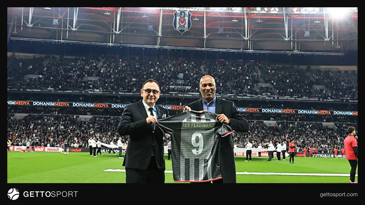 Les Ferdinand röportaj verirken Beşiktaş formalı stadyum arka planı
