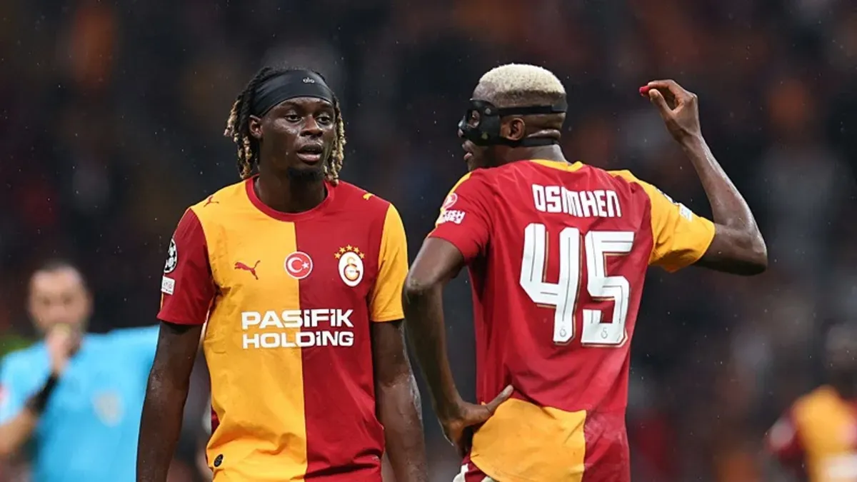 Lesley Ugochukwu Galatasaray formasıyla düşünceli yürürken
