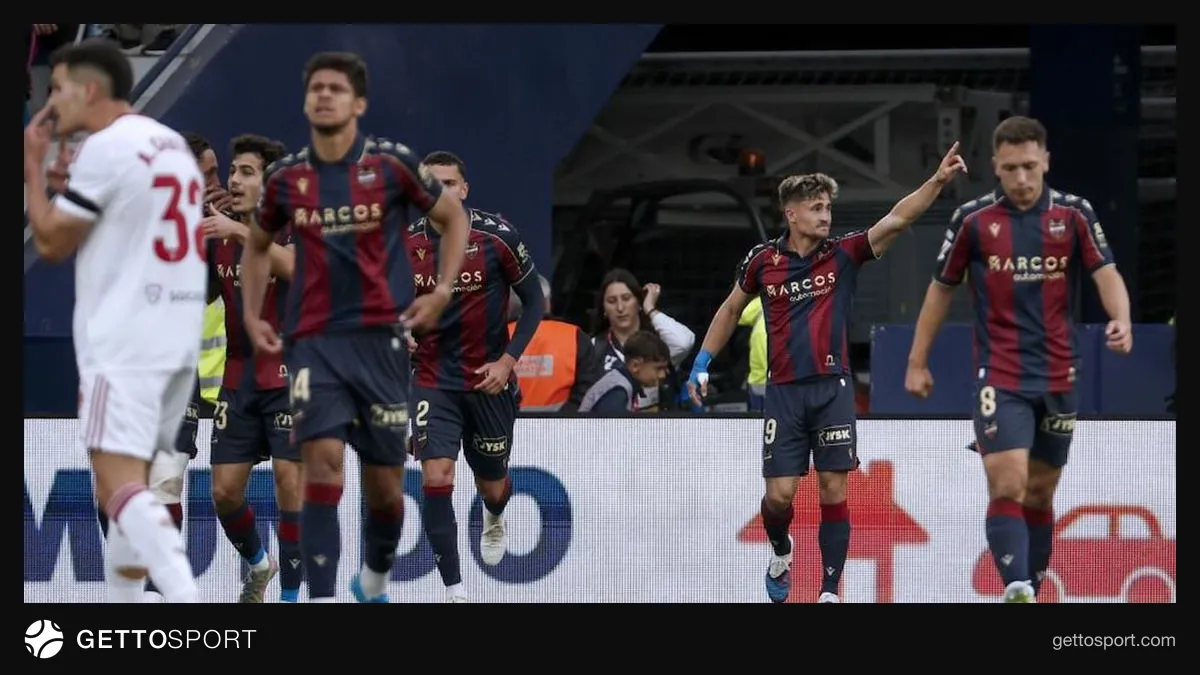 Levante ile Sevilla arasında 3-3 biten maçta oyuncular ceza sahasında mücadele ediyor