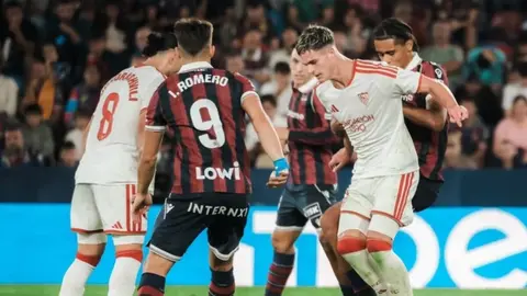 Levante ve Sevilla oyuncuları son dakikalarda mücadele ederken