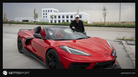 Levent Karadöl otomobil seslerini dinlerken ve parkta duran yarış otomobili