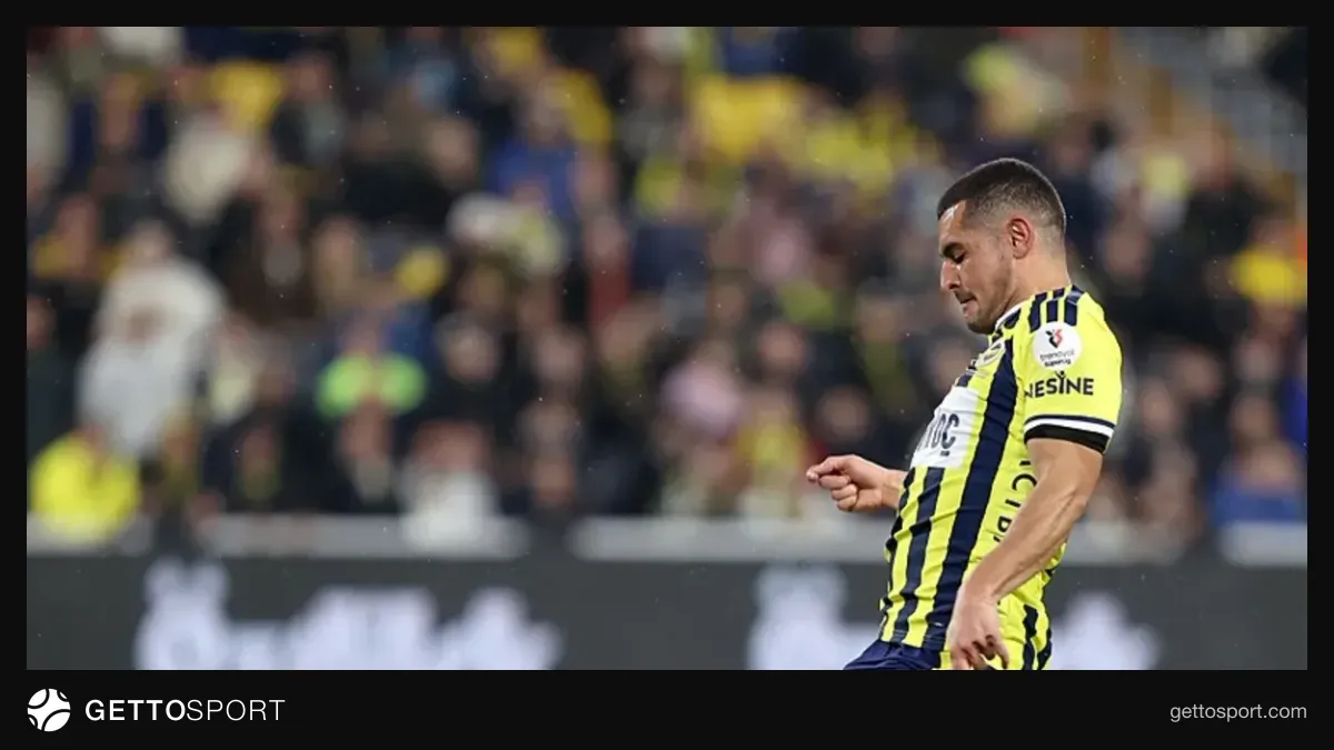 Levent Mercan maç sırasında pas verirken