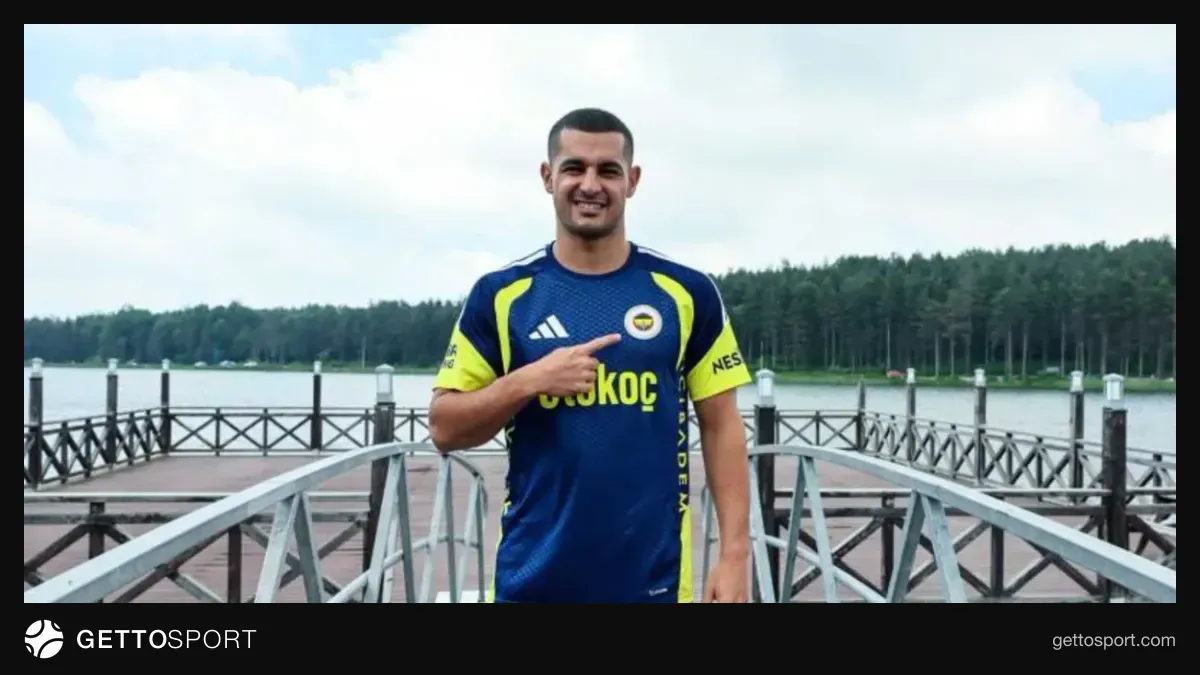 Levent Mercan saha kenarında Fenerbahçe formasıyla