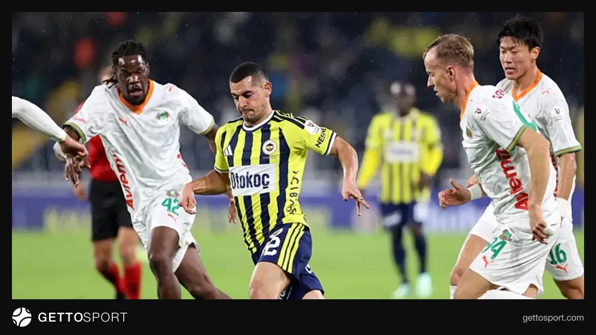 Levent Mercan Fenerbahçe formasıyla ortaya top gönderiyor