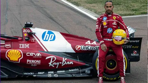 Lewis Hamilton mikrofon başında konuşurken