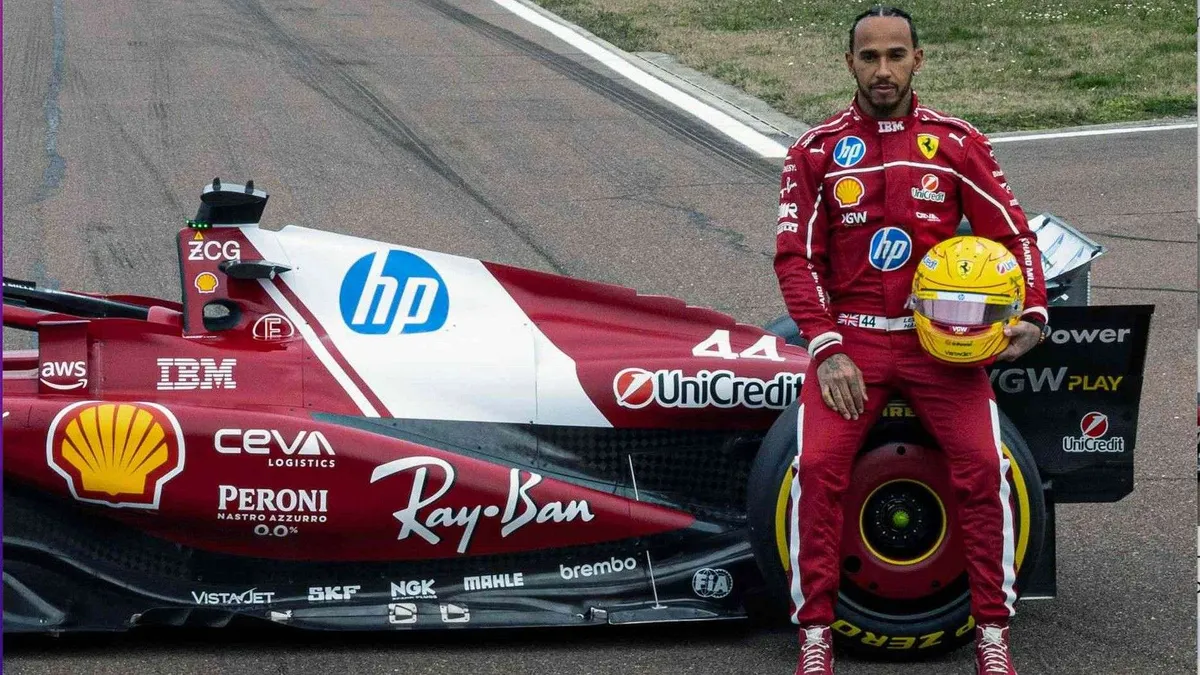 Lewis Hamilton mikrofon başında konuşurken