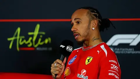 Lewis Hamilton basın toplantısında konuşurken