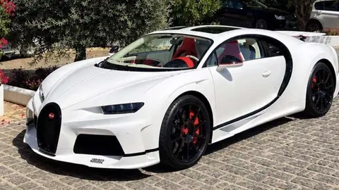 Lewis Hamilton ve Kim Kardashian birlikte etkinlikte yürürken görüntülenmiş fotoğraf
