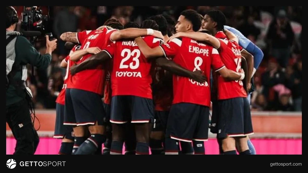 Lille futbolcuları antrenmanda top kapma çalışması yaparken