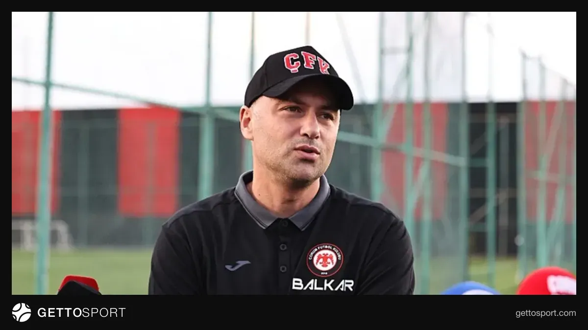 Konuşma yapan genç teknik adam, Lille logosu arka planda