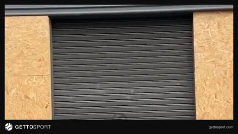 Tahtalarla kapatılmış Lille kulübü resmi mağazası vitrini