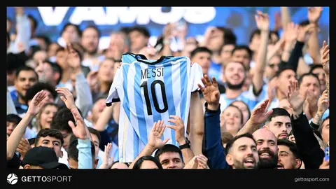 Lionel Messi formasıyla son maçında tribünleri selamlıyor