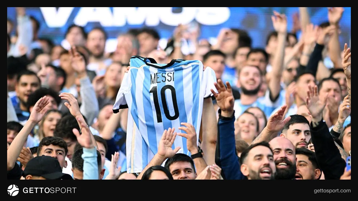 Lionel Messi formasıyla son maçında tribünleri selamlıyor