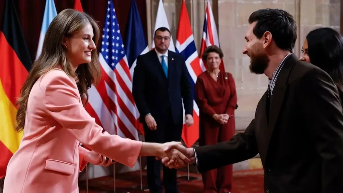 Lionel Messi mükafat alarkən şahzadə Leonor yanında