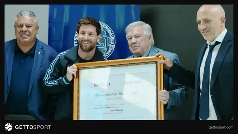 Lionel Messi və Buenos-Ayres Universitetinin rəsmiləri təltif mərasimində