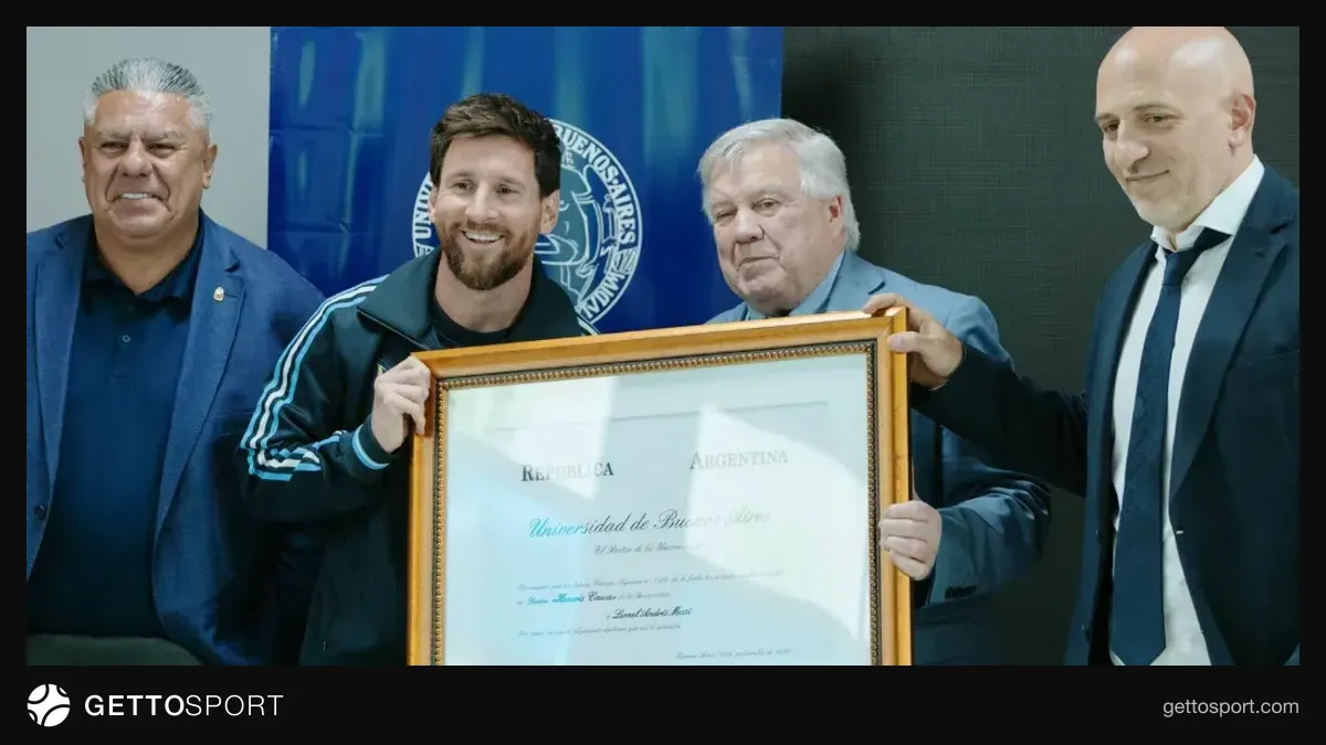 Lionel Messi və Buenos-Ayres Universitetinin rəsmiləri təltif mərasimində