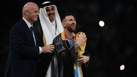 El-Vekra'daki Lionel Messi'yi gösteren dev duvar resmi