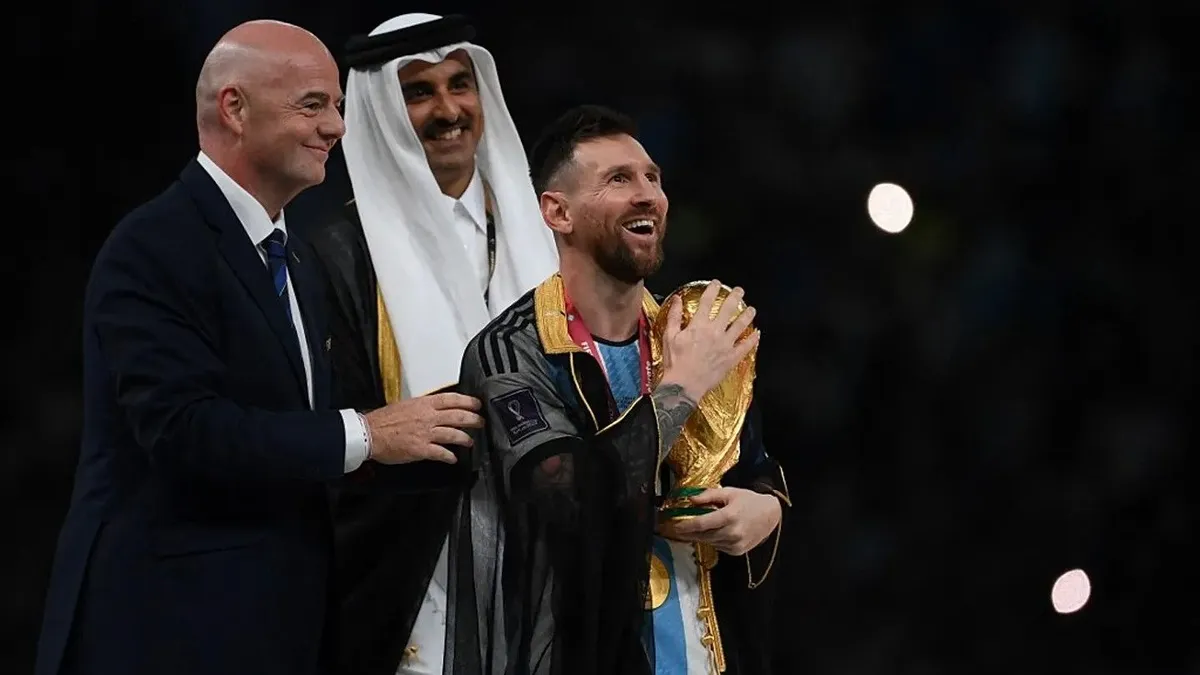 El-Vekra'daki Lionel Messi'yi gösteren dev duvar resmi