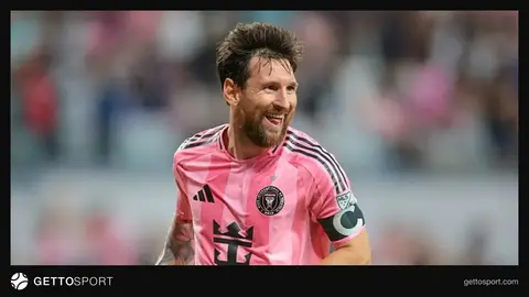 Lionel Messi konuşurken ve Can Uzun fotoğrafı