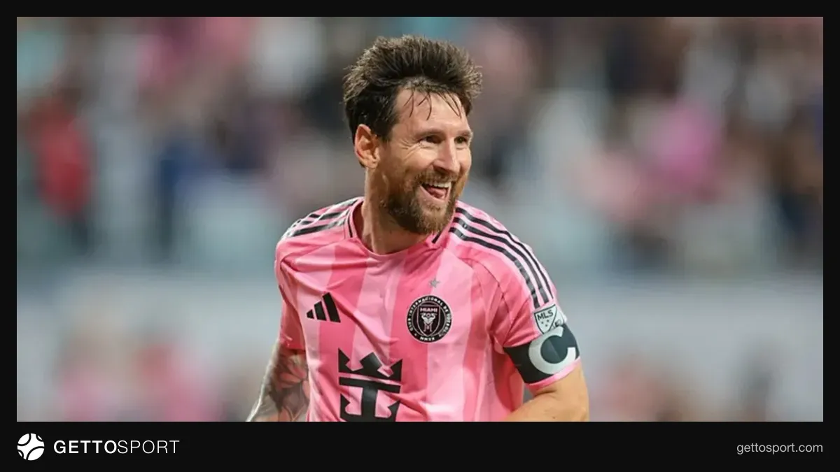 Lionel Messi konuşurken ve Can Uzun fotoğrafı