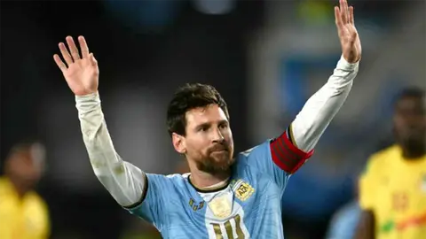 Lionel Messi Estadio Monumentalda azarkeşləri salamlayır, göz yaşlı anlar