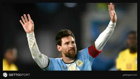 Lionel Messi Estadio Monumentalda azarkeşləri salamlayır, göz yaşlı anlar
