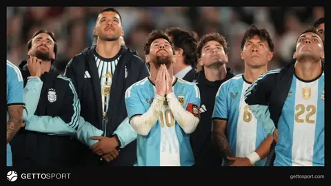 Argentina milli formasında Lionel Messi azarkeşlərə əl yelləyir