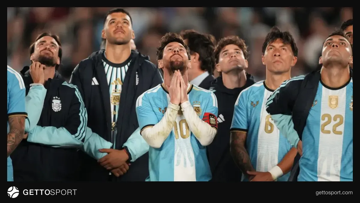 Argentina milli formasında Lionel Messi azarkeşlərə əl yelləyir