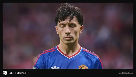 Lisandro Martines Mançester Yunayted forması ilə tribunaya baxır