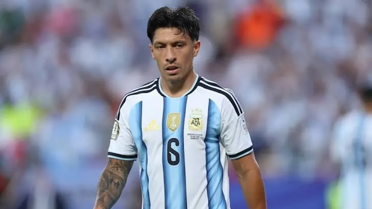 Lisandro Martinez Mançester Yunayted formanı geyinmiş