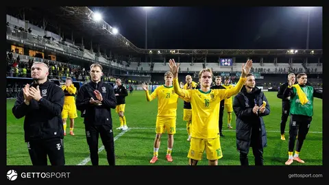 Litva futbolçuları tribunaya yaxınlaşıb azarkeşləri alqışlayır
