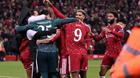 Anfield'da Liverpool oyuncuları ve penaltı atışı sahnesi