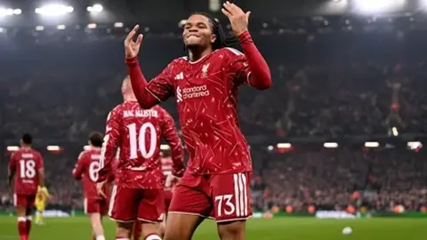 Anfielddə Liverpool oyunçuları və izdihamın sevinci