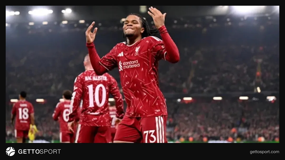 Anfielddə Liverpool oyunçuları və izdihamın sevinci