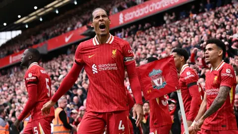Liverpool oyunçuları qol sevinci Anfield stadionu