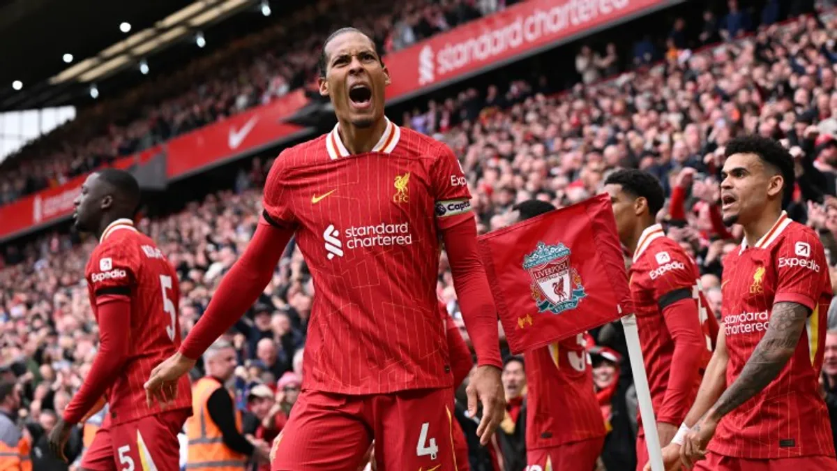 Liverpool oyunçuları qol sevinci Anfield stadionu
